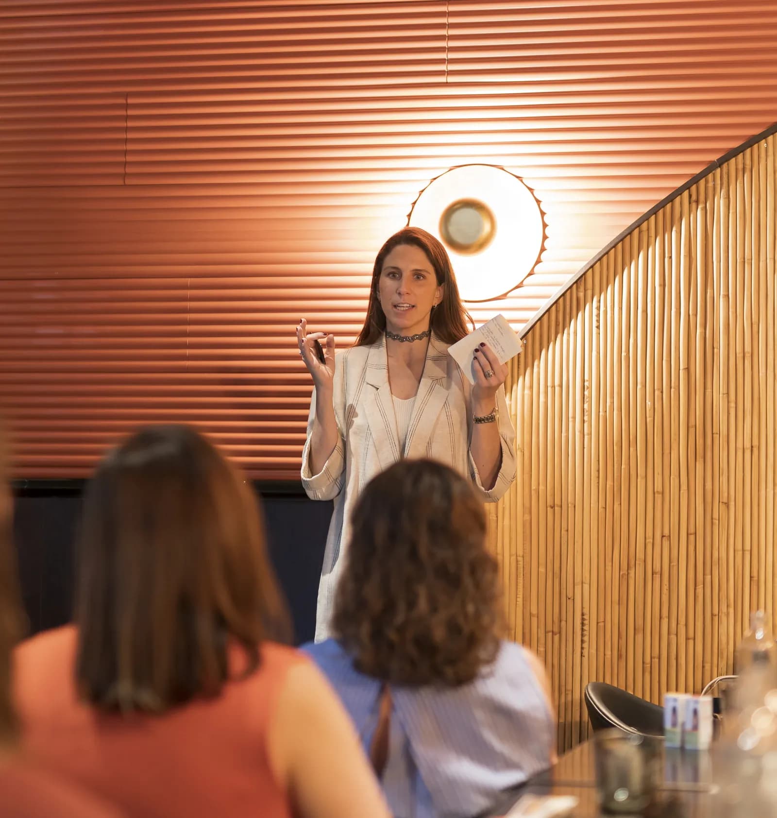 Rocío Joswig impartiendo una formación
