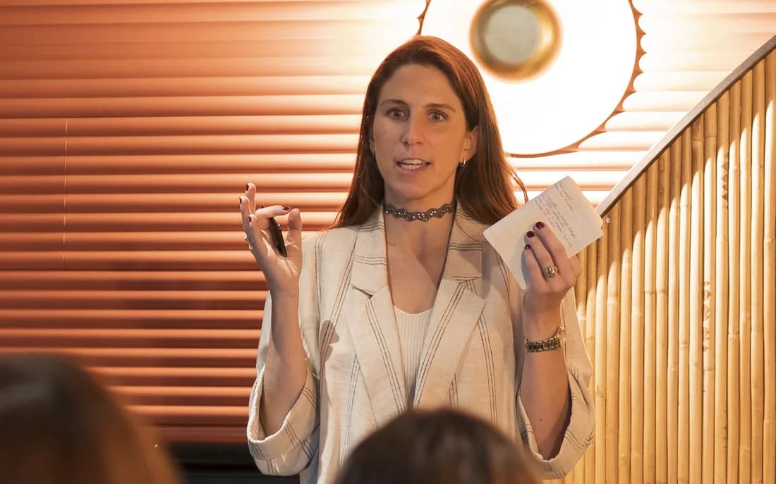 Rocío Joswig impartiendo una formación